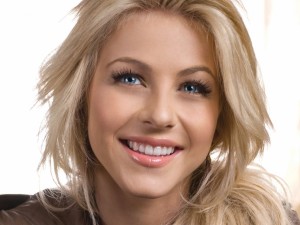 blondes_women_blue_eyes_people_julianne_hough_smiling_necklaces_faces_2026x2700_wallpaper_Wallpaper_1024x768_www.wall321.com_